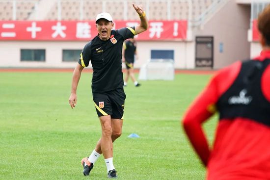 淫男乱女之小雄